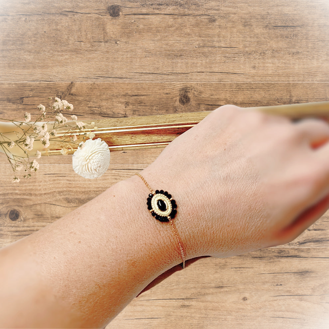 Bracelet doré médaillon et pierres noires