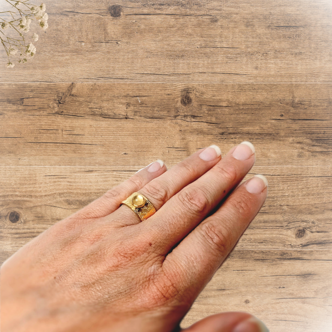 Bague dorée et pierre de Soleil