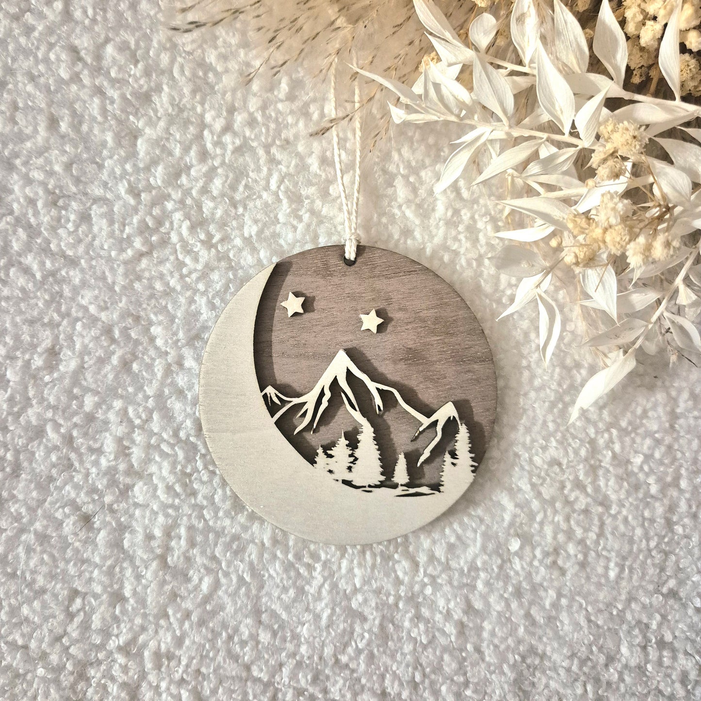 Suspension lune et montagnes