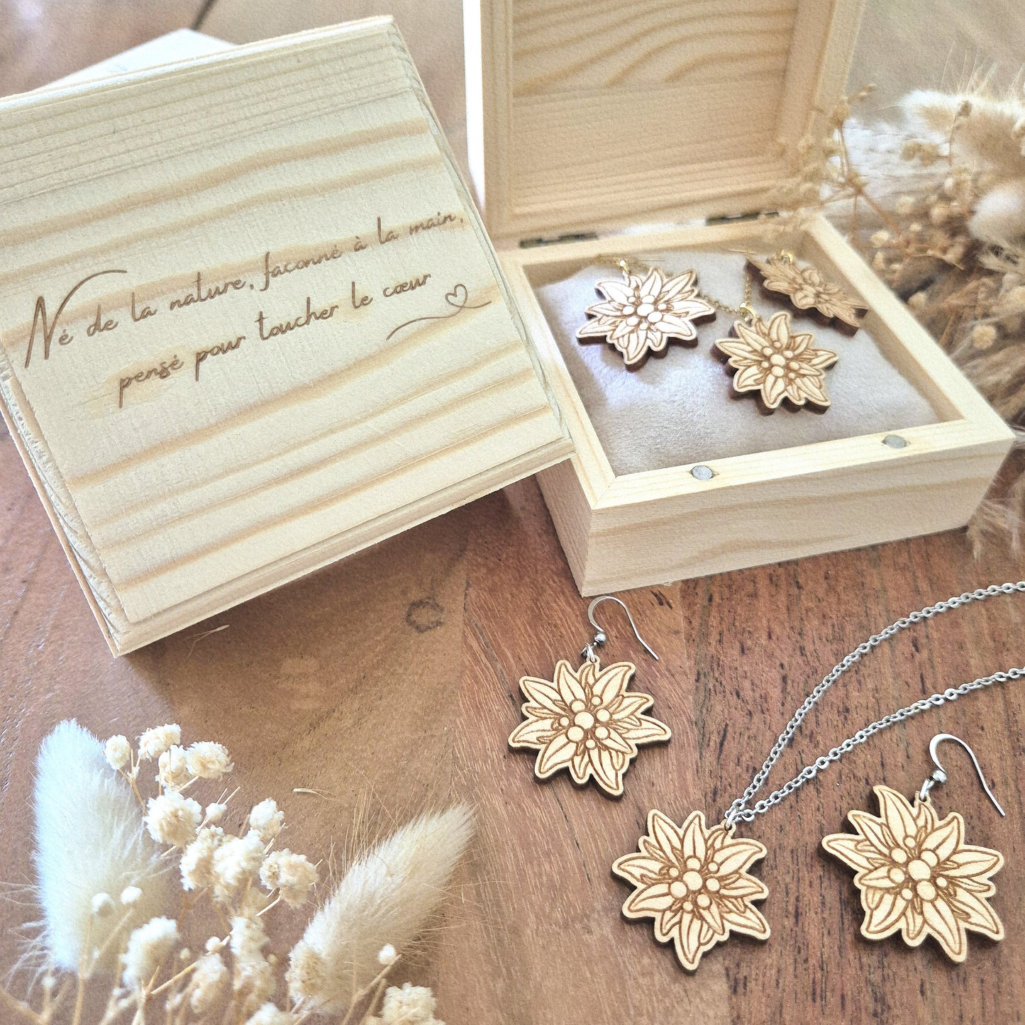 6 coffrets parures edelweiss (3 dorées, 3 argentées)