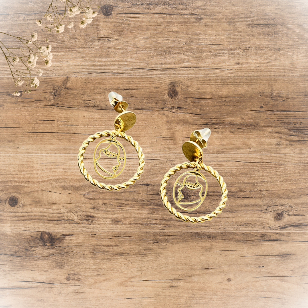 Boucles d’oreilles dorées visage féminin