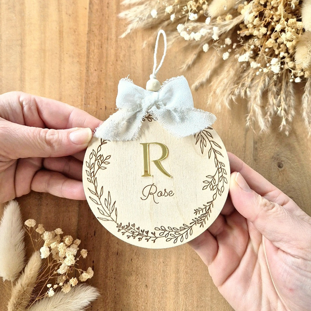 Suspension couronne de fleurs, initiale & prénom personnalisée