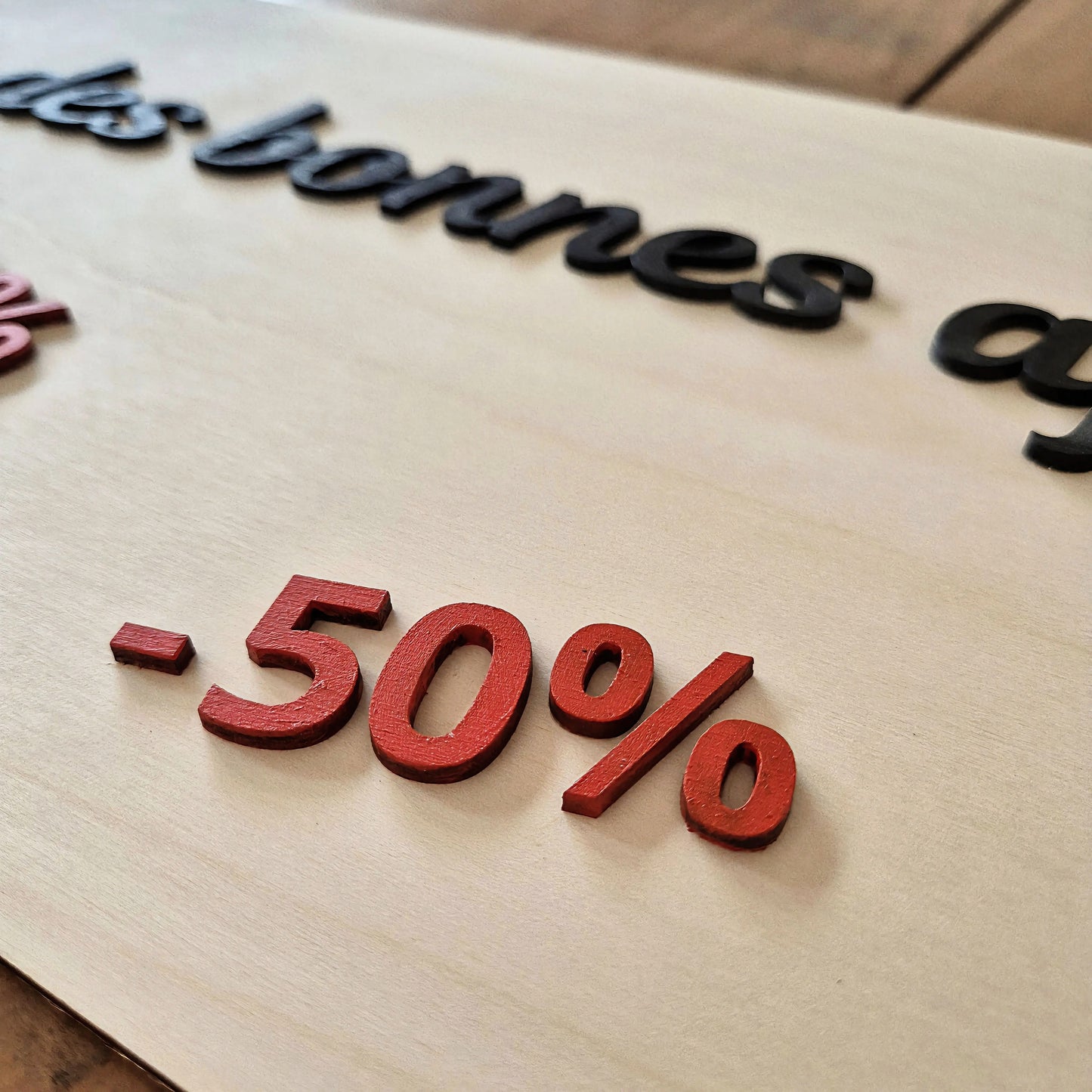 Pancarte en bois sur-mesure pour boutique