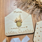 Enveloppe bois et fleurs séchées personnalisée - Mamie