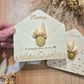 Enveloppe bois et fleurs séchées personnalisée - Mamie