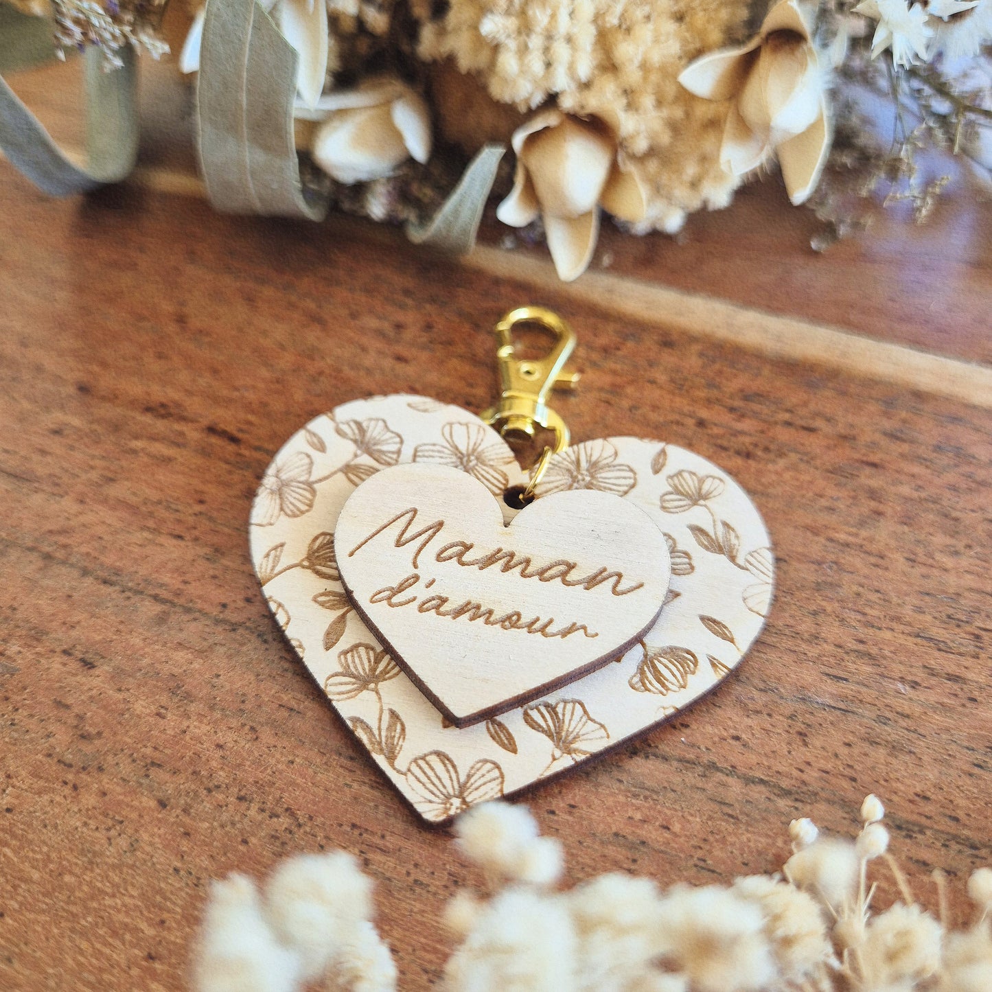 Porte-clés en bois cœur fleuri personnalisé