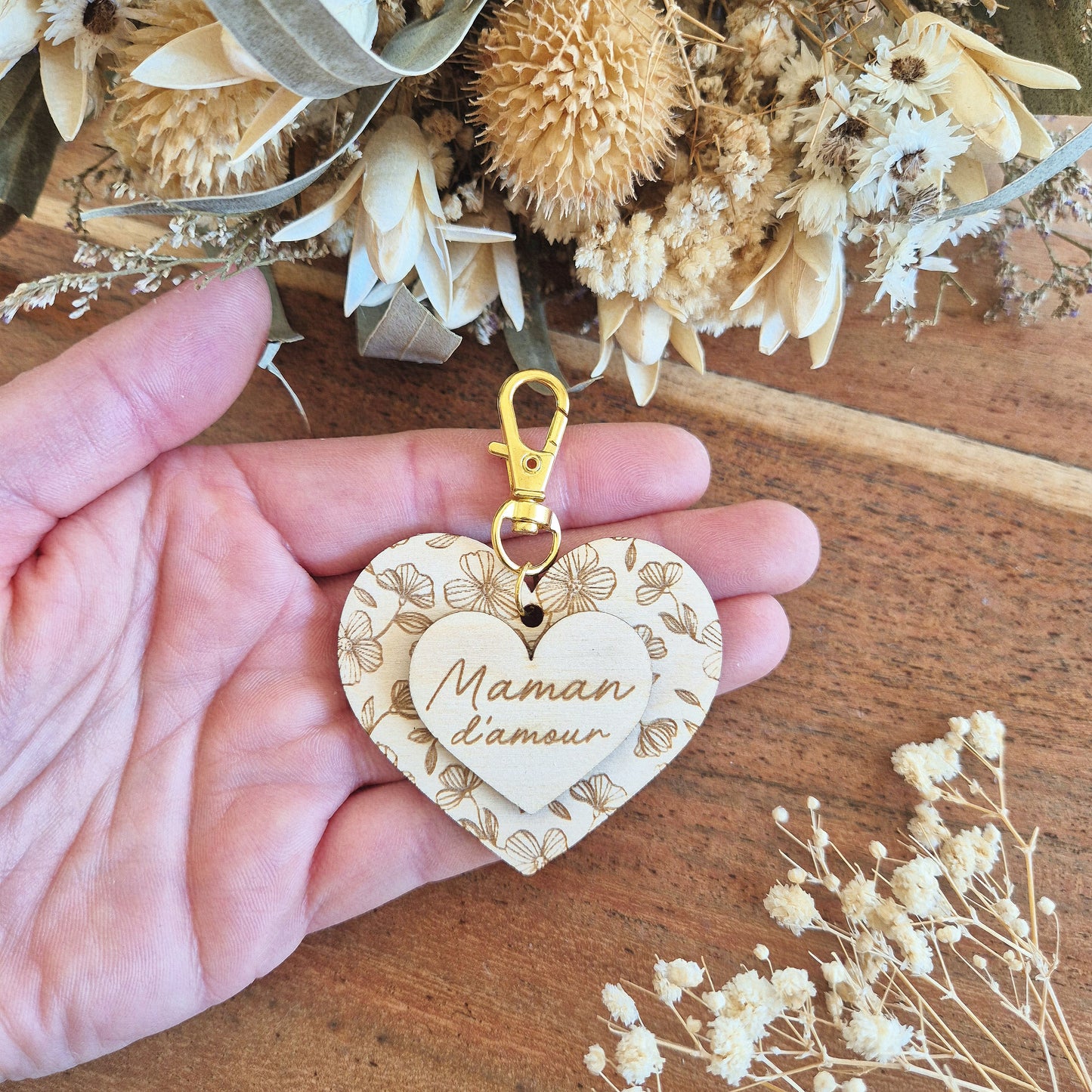 Porte-clés en bois cœur fleuri personnalisé
