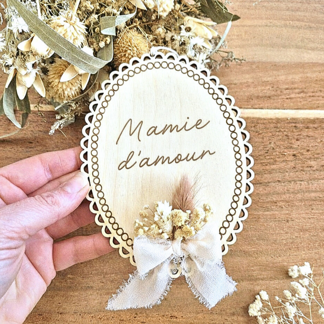 Suspension médaillon fleurs séchées personnalisée - Cadeau mamie