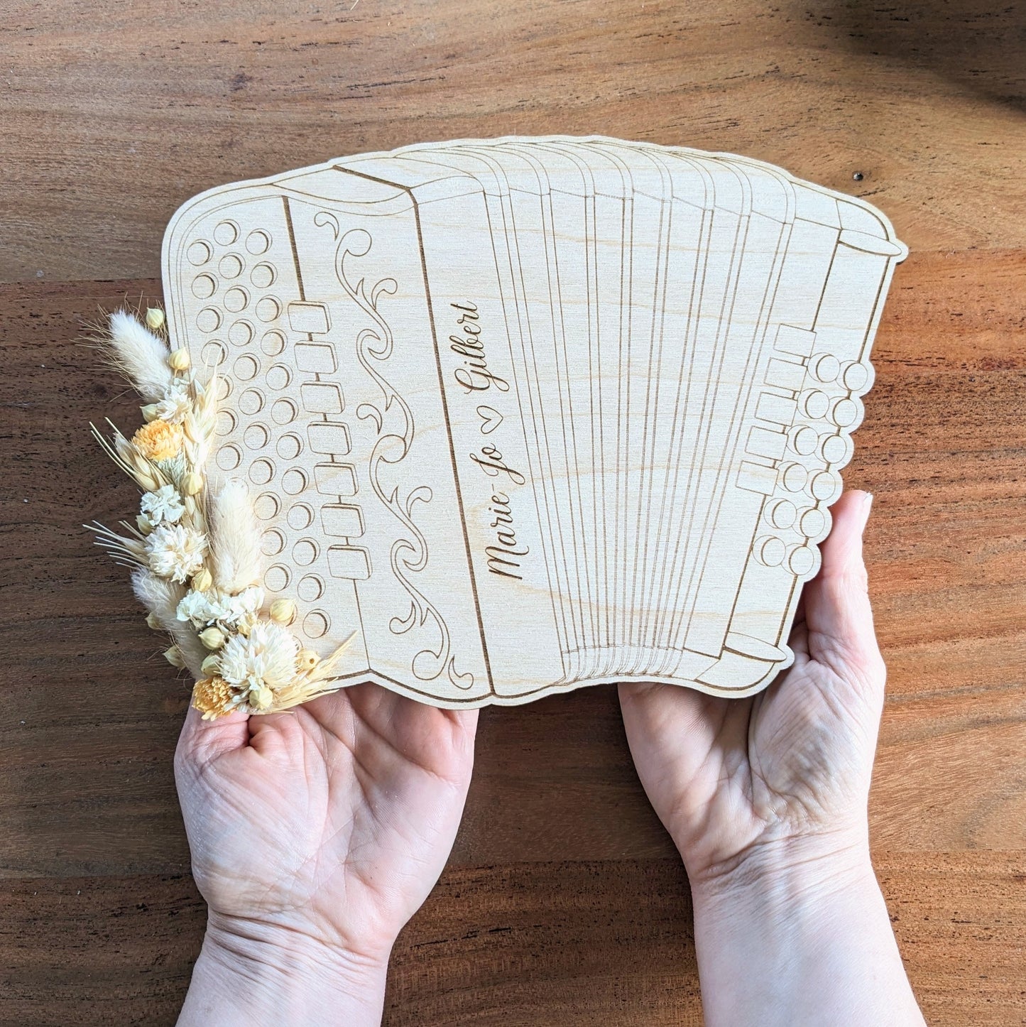 Accordéon en bois et fleurs séchées personnalisé