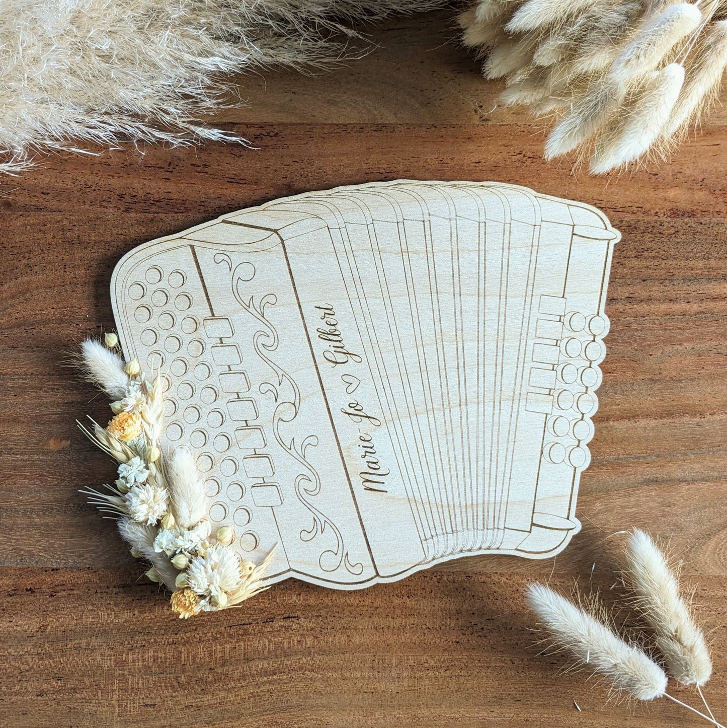 Accordéon en bois et fleurs séchées personnalisé