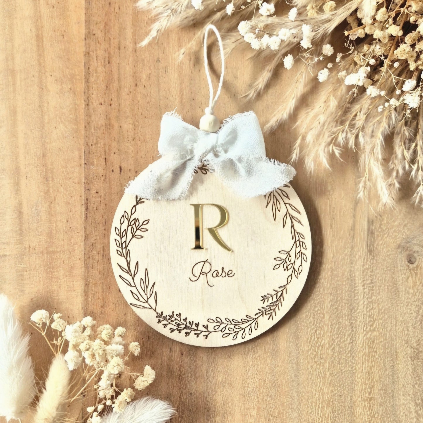 Suspension couronne de fleurs, initiale & prénom personnalisée