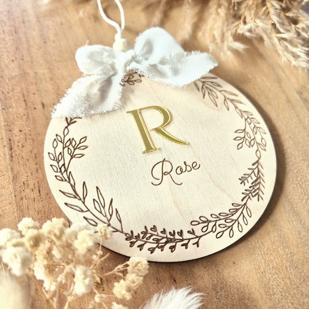 Suspension couronne de fleurs, initiale & prénom personnalisée