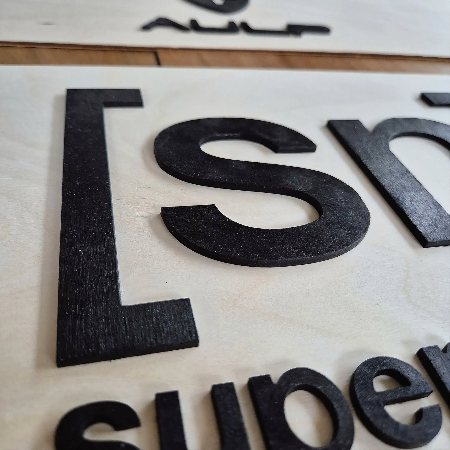 Pancartes en bois sur-mesure pour boutique