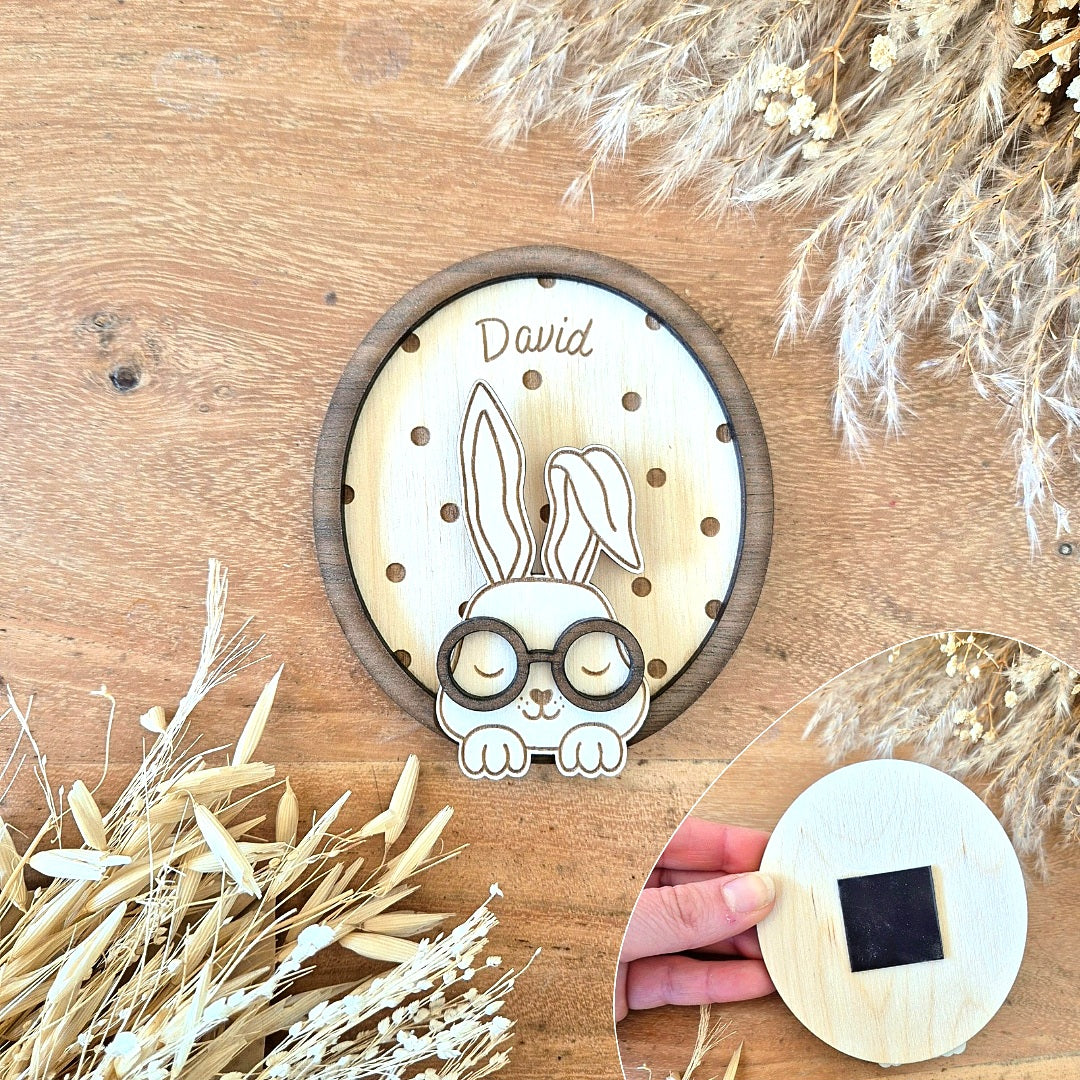 Suspension ou magnet en bois personnalisé(e) lapin à lunettes