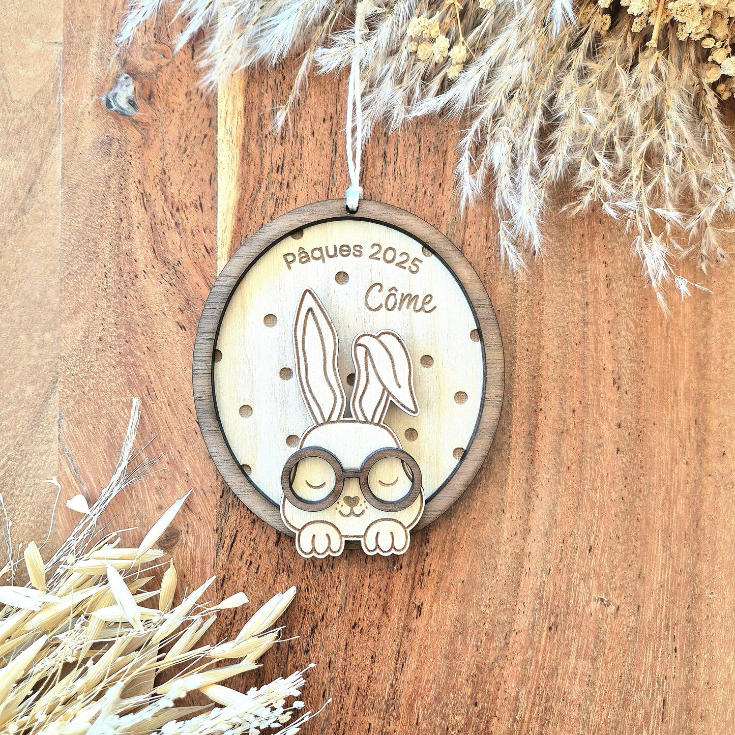 Suspension ou magnet en bois personnalisé(e) lapin à lunettes