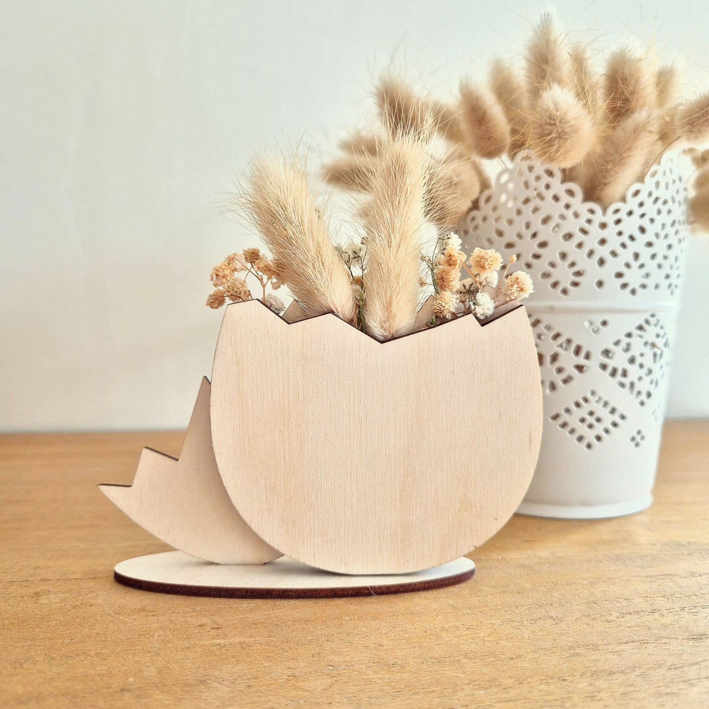 Décoration en bois œuf de Pâques et fleurs séchées personnalisée