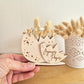 Décoration en bois œuf de Pâques et fleurs séchées personnalisée