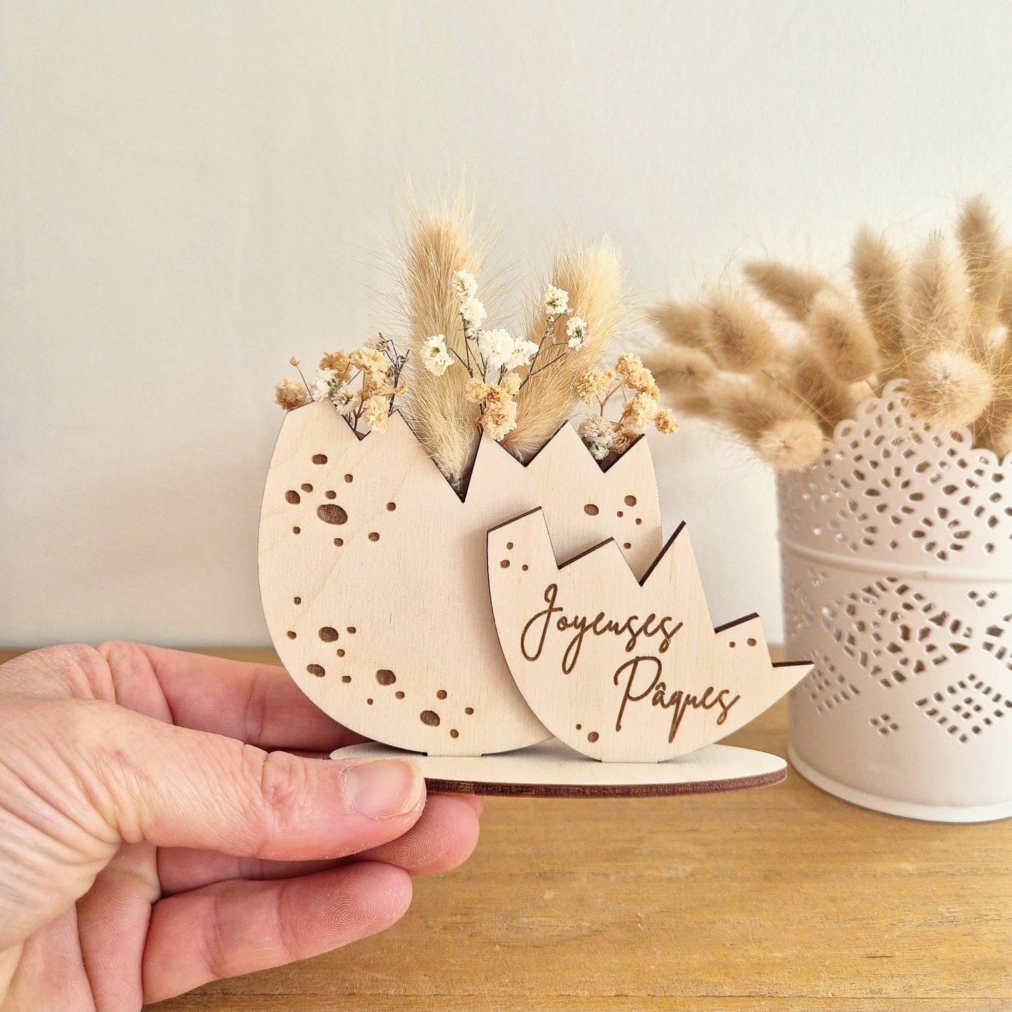 Décoration en bois œuf de Pâques et fleurs séchées personnalisée