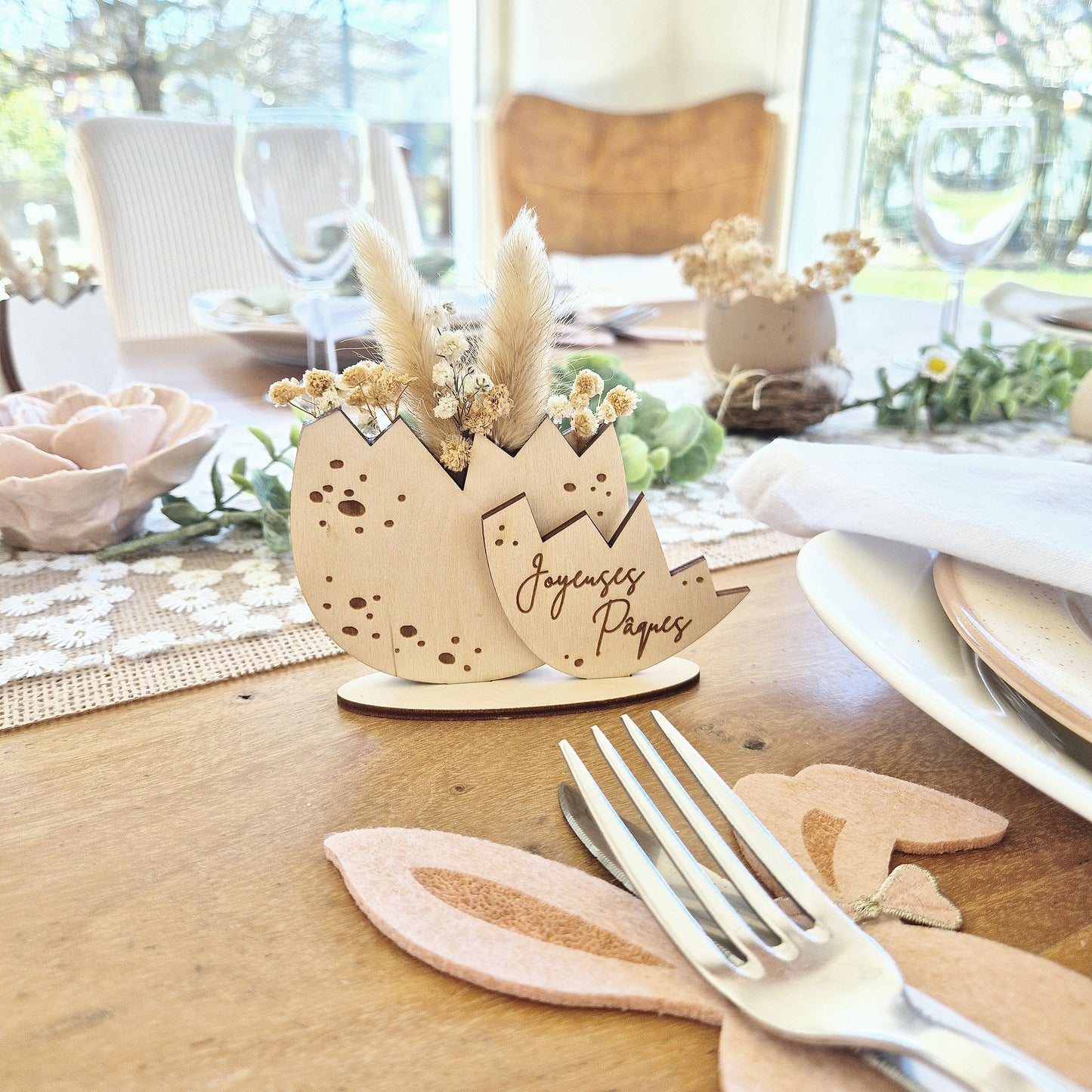 Décoration en bois œuf de Pâques et fleurs séchées personnalisée