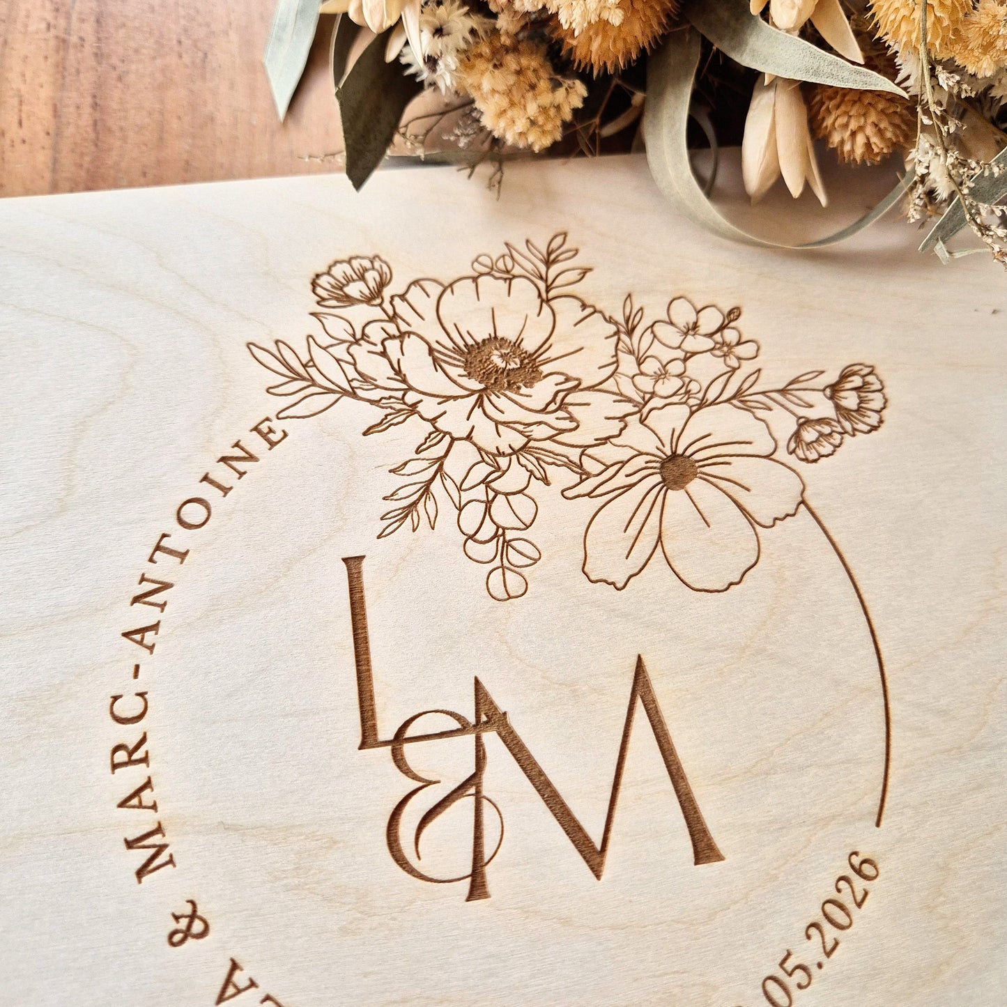 Livre d'or en bois personnalisé sur mesure mariage - Initiales fleurs