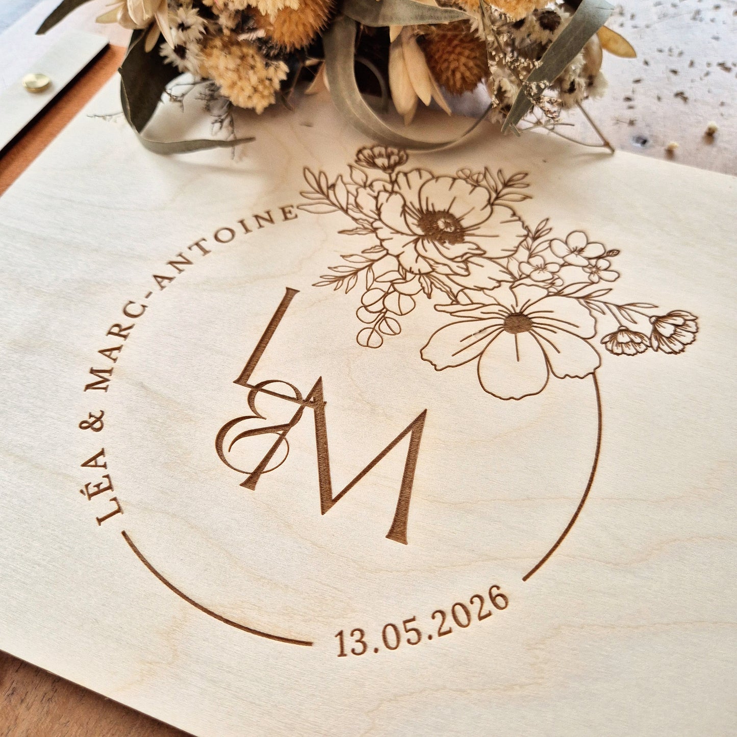 Livre d'or en bois personnalisé sur mesure mariage - Initiales fleurs