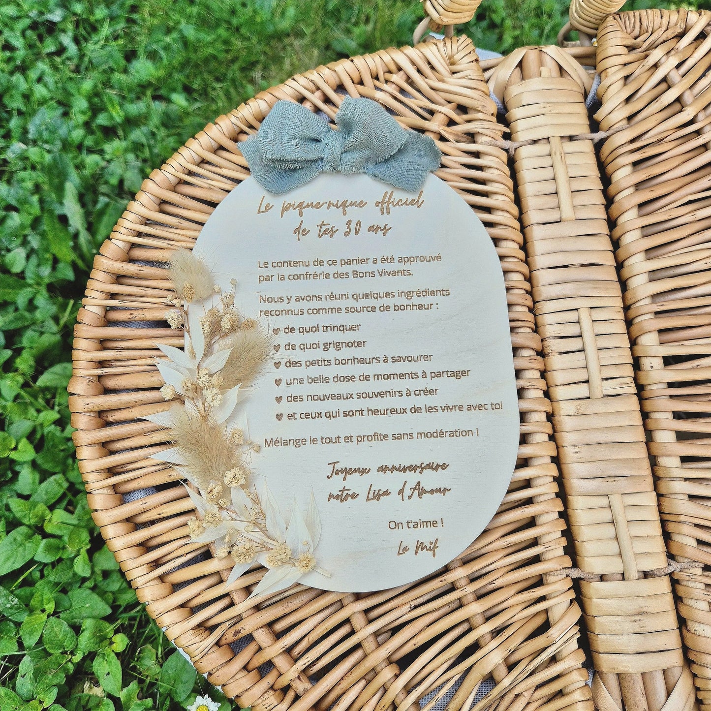 Carte souvenir en bois personnalisée avec fleurs séchées