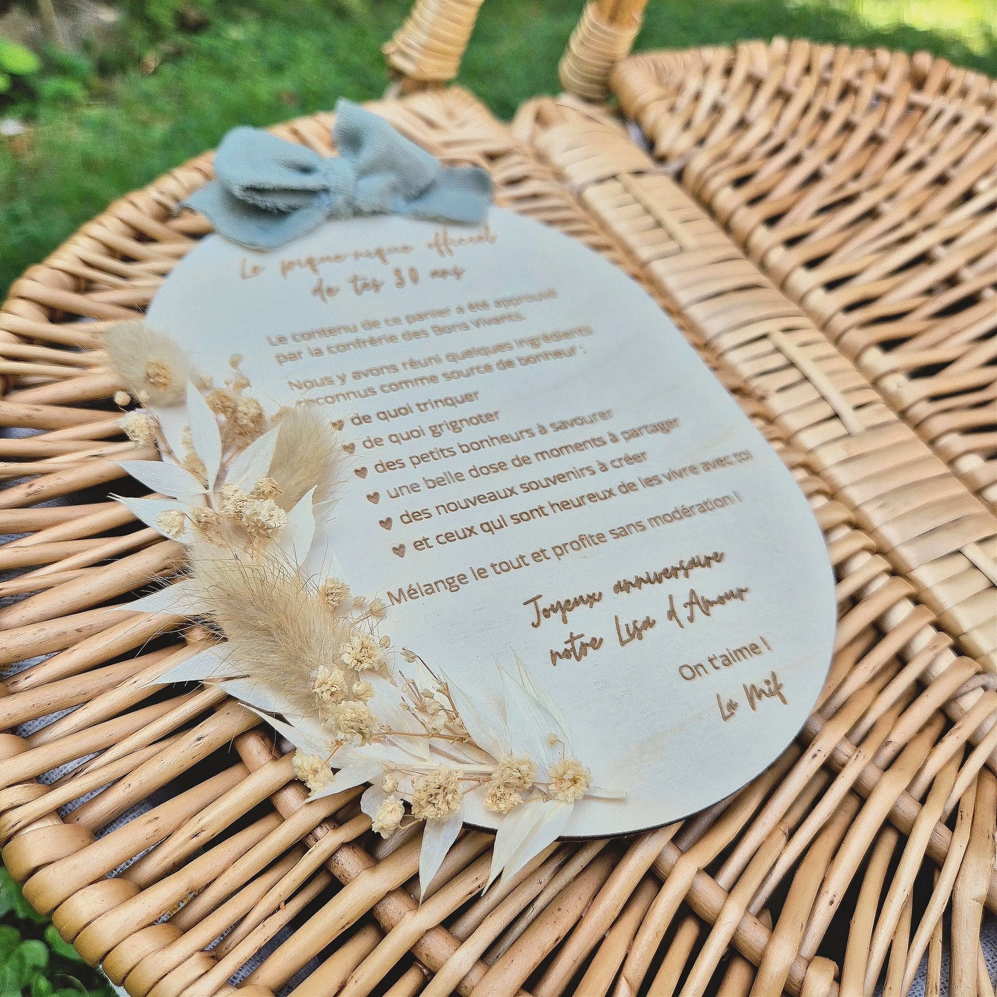Carte souvenir en bois personnalisée avec fleurs séchées