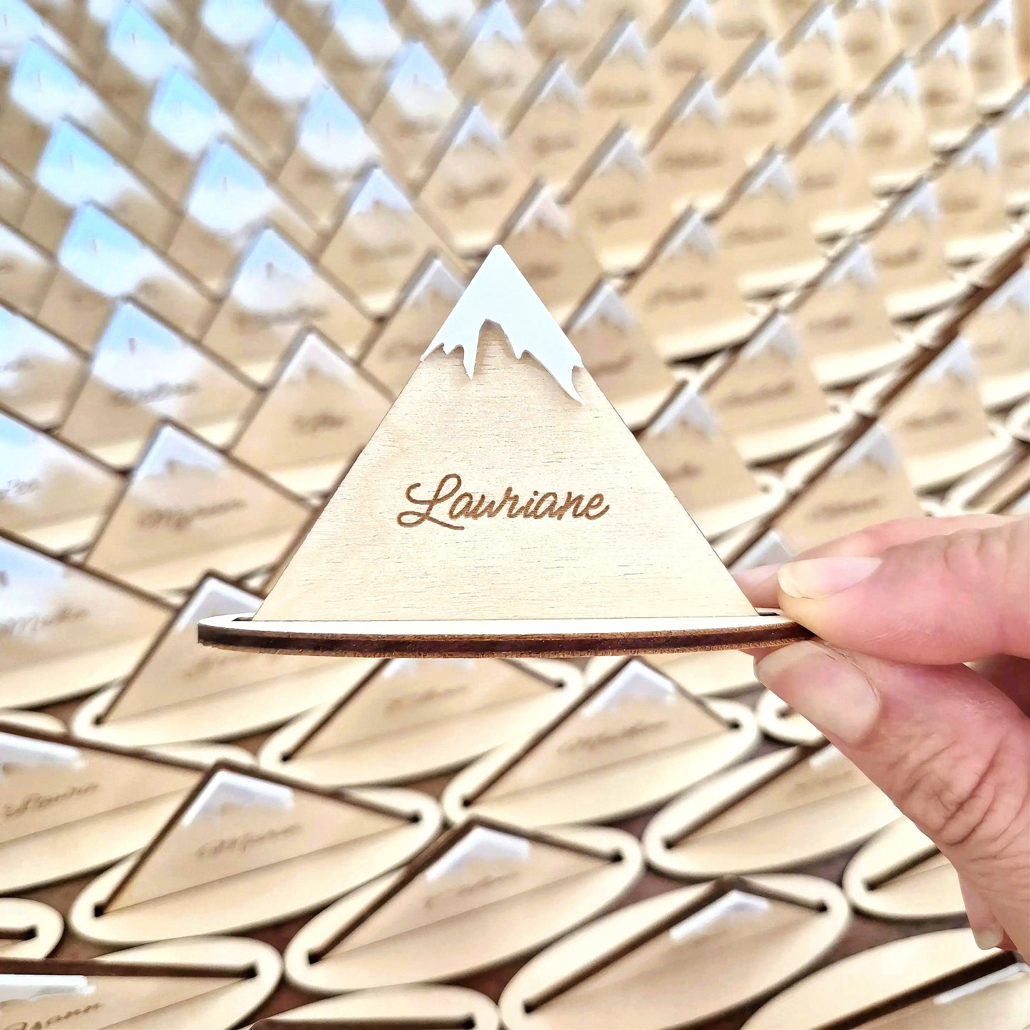 Marque place en bois personnalisé montagne enneigée - Mariage & Événement
