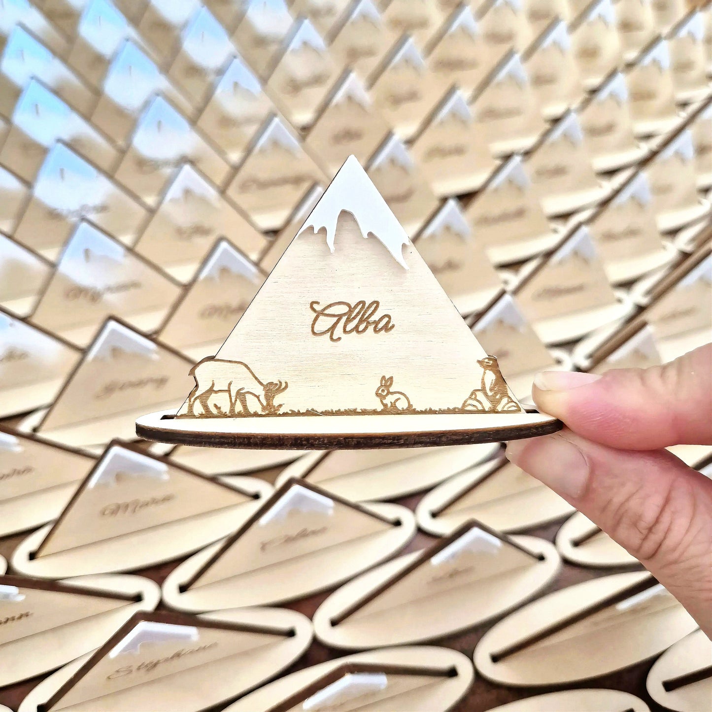 Marque place en bois personnalisé montagne enneigée - Mariage & Événement