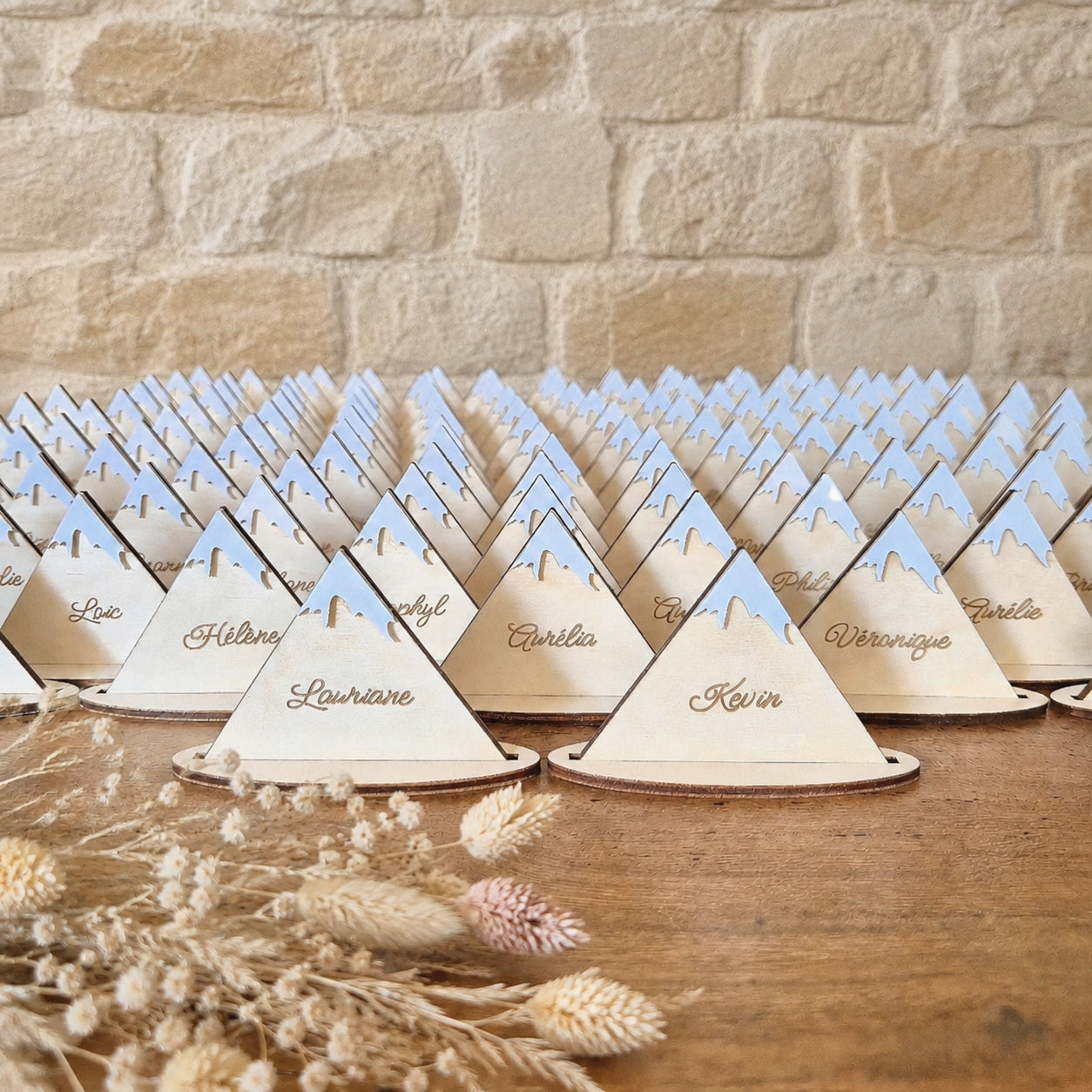 Marque place en bois personnalisé montagne enneigée - Mariage & Événement