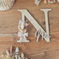 Initiale en bois et fleurs séchées