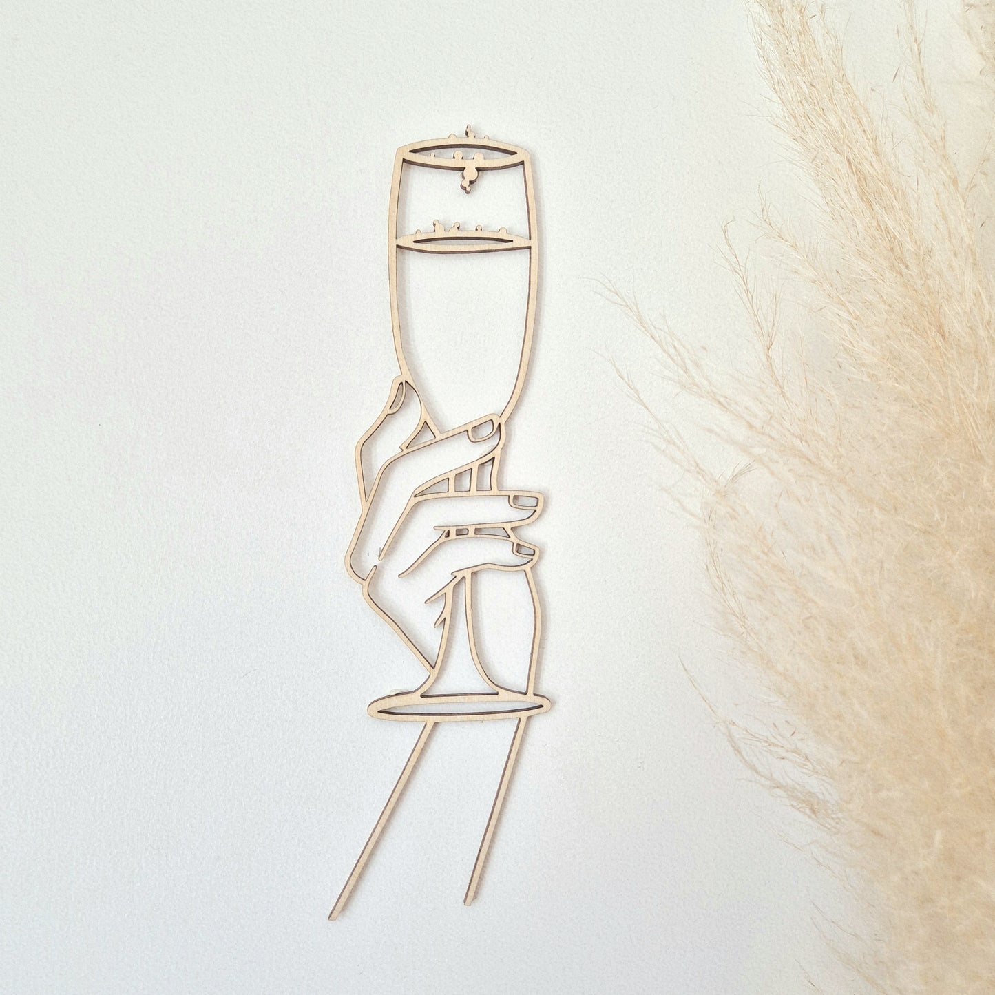 Décoration murale en bois – Main féminine & flûte de champagne