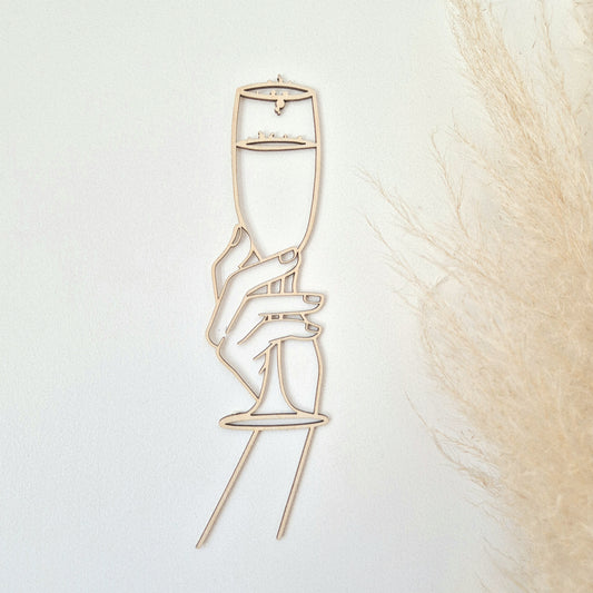 Décoration murale en bois – Main féminine & flûte de champagne