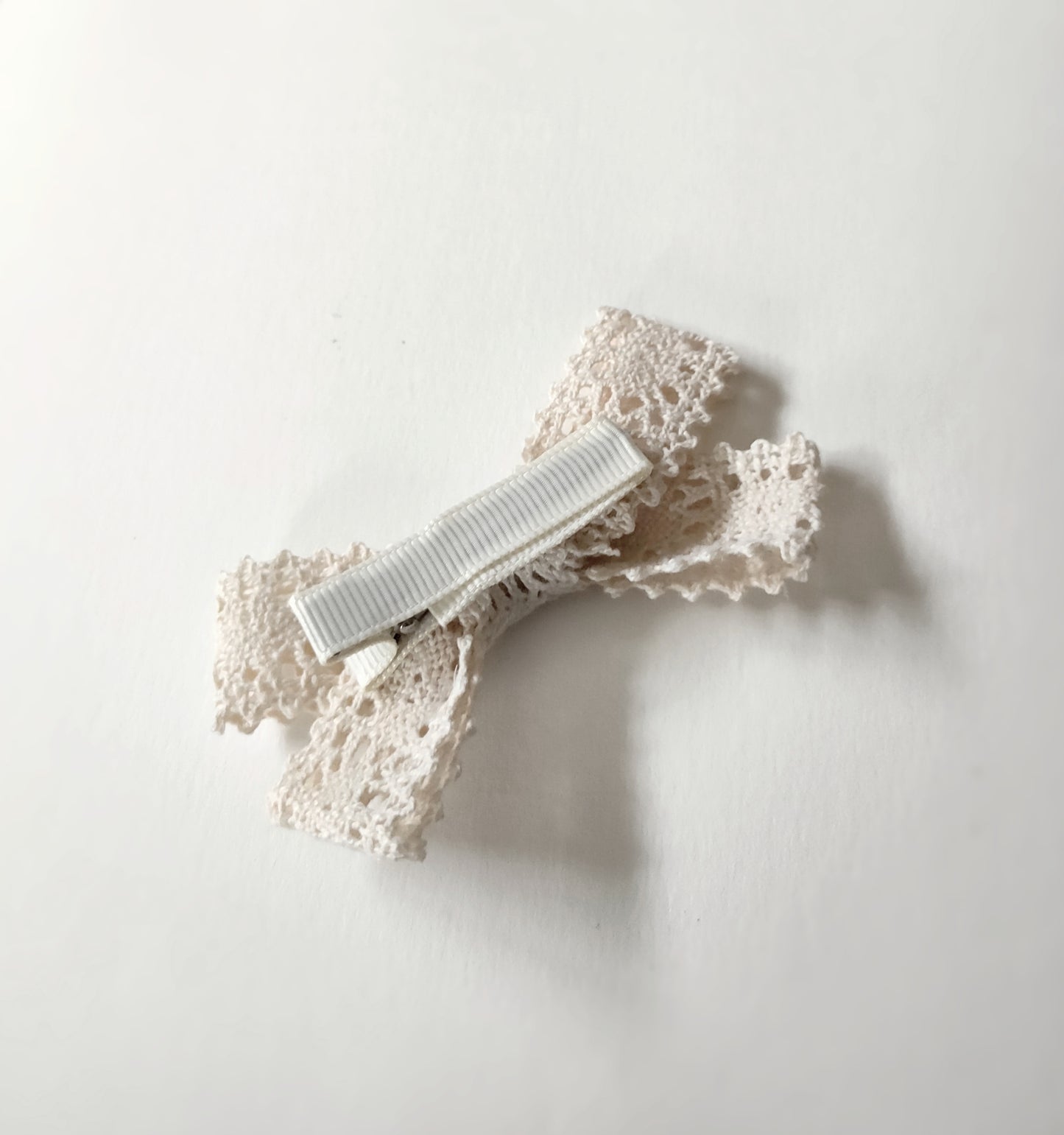 Barrette nœud crème dentelle