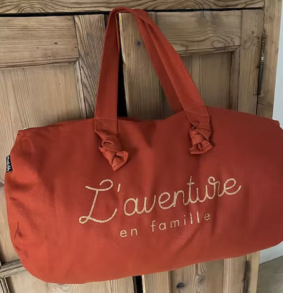 Grand sac polochon brique « L’aventure en Famille »